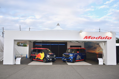 レッドブルとトロロッソのカラーリングが施されたホンダ・モデューロ特別仕様…F1 日本GP 画像