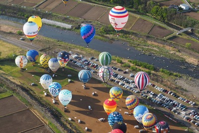 「2023熱気球ホンダグランプリ」第1戦・佐久バルーンフェスティバル、35機の熱気球が3日にわたり空中戦 画像