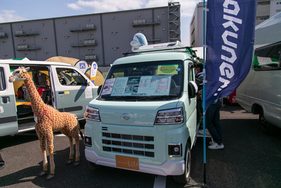 対面式ダイネットとアルミフレームキットが特徴の軽キャンパー「ラクネルリリィ」…神奈川キャンピングカーフェア 画像
