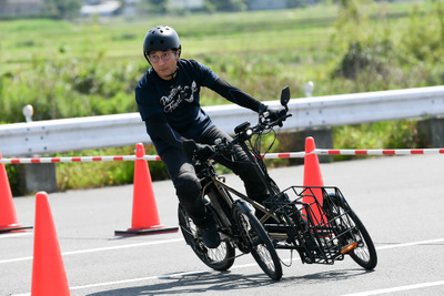 電アシ自転車ともバイクとも全く違う乗り味、カワサキの電動3輪『ノスリス』に試乗してわかった「可能性」と「難しさ」 画像