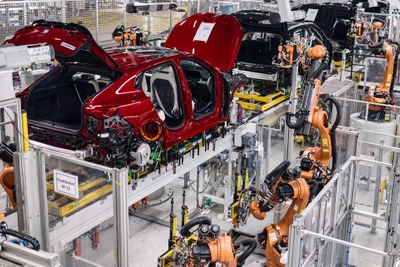 BMW『X2』新型、AIロボット導入工場で生産開始…EV仕様の iX2がラインオフ 画像