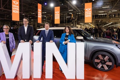 MINI、初のドイツ生産を開始…クロスオーバー 新型がラインオフ 画像
