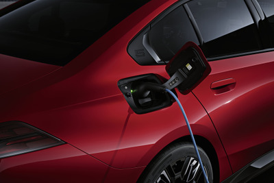 BMWのスマート充電が全米48州に拡大へ…新型EV『i5』の発売に合わせて 画像