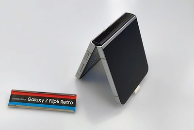 誰が呼んだか「ベンツフォン」、再来モデルのGalaxy Z Flip5 Retroを韓国で見てきた 画像