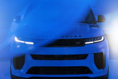 大西洋の鮮やかなブルー！ レンジローバー・スポーツ最強626馬力の「SV」に限定車…2024年に7台生産へ 画像