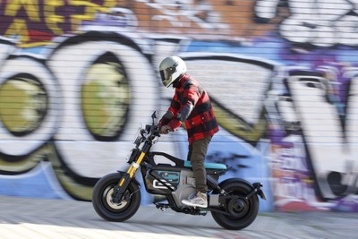 【BMW CE 02 海外試乗】あふれるストリート感!? スケボー感覚で遊べる新ジャンルの電動バイク…青木タカオ 画像