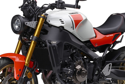 ヤマハ伝統の“白×赤”カラーがついに登場！ネオレトロバイク『XSR900』2024年モデル 画像