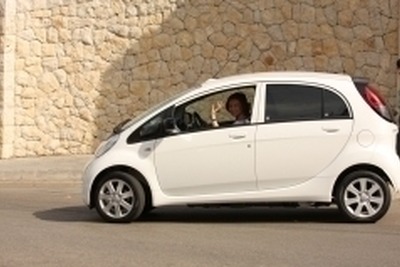 スペイン王妃、世界で初めてプジョーの新型EVに乗る 画像