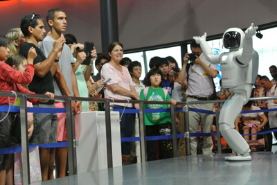 ホンダ ASIMO、未来館で実証実験開始…来場者の反応を自ら判断して行動 画像