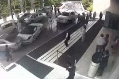 ランボルギーニ ガヤルド、インドの高級ホテルで事故…駐車係が暴走［動画］ 画像