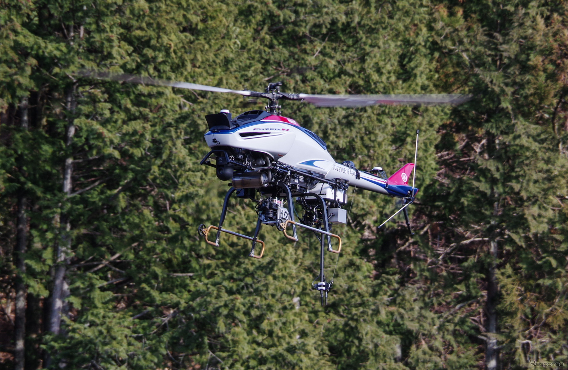 森林計測サービス「RINTO」で活用されるヤマハ発動機の産業用無人ヘリコプター