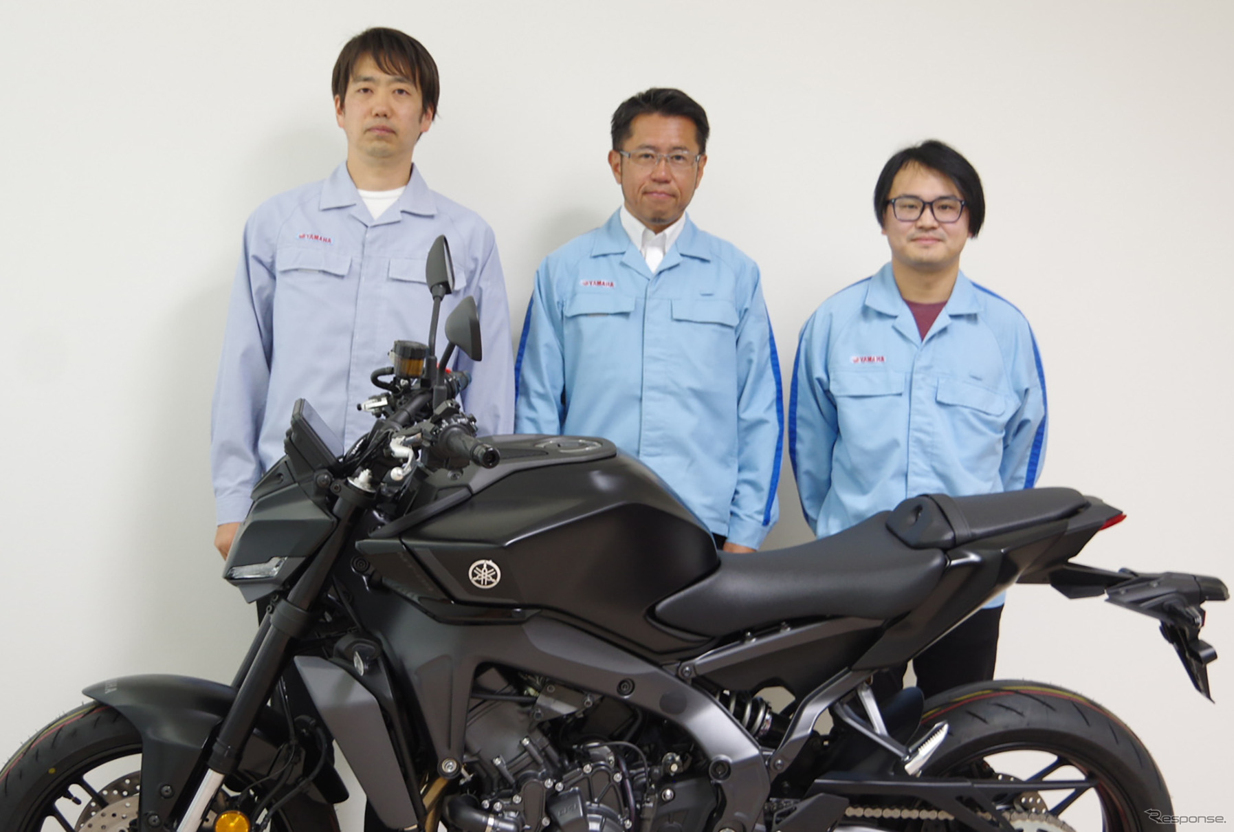 ヤマハ MT-09 新型の開発メンバー。左から電子システム担当の稲葉さん、PLの津谷さん、パワートレイン担当の川名さん