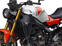 ヤマハ伝統の“白×赤”カラーがついに登場！ネオレトロバイク『XSR900』2024年モデル 画像