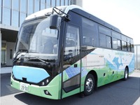 EVモーターズが住友化学に中型観光EVバスを納車…通勤および工場間移動に活用 画像
