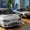 レガシィ（BC5）10万km速度記録達成車（1989年）（左）とレオーネ（AA5）サファリラリー仕様車（1988年）
