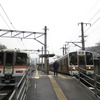 6月19日の飯田線全線再開後も当面の間、1往復が運休となる飯田線の特急『伊那路』（左）。