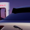 テスラの「スーパーチャージャー」で充電するジャガーのEVのイメージ