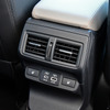 リヤシート用にもエアコン吹き出し口、シートヒーター、USB充電口が用意される