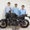新型「MT-09」開発メンバー。中央がプロジェクトリーダーの津谷晃司さん