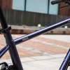 フレームはスチール製。電動アシスト自転車には珍しい丸型＆細身のデザインを採用する。